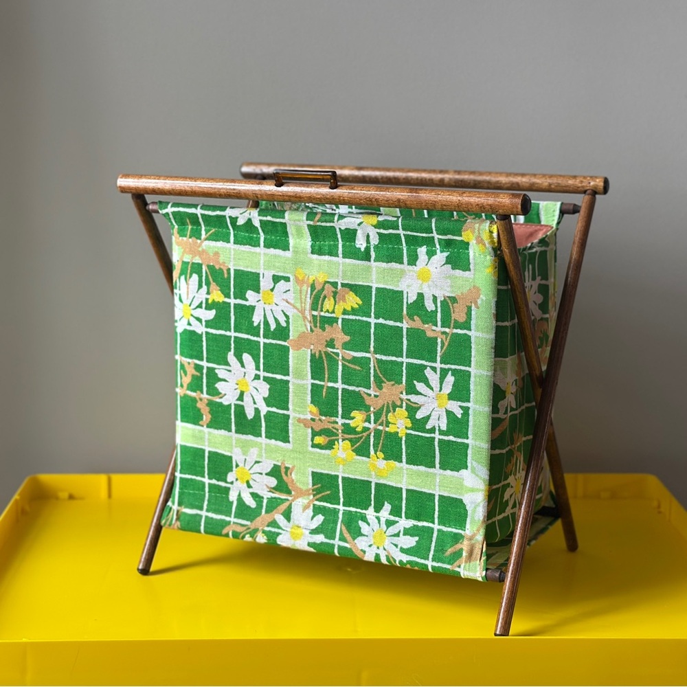 Vintage Foldable Magazine Holder/Knitting Bag, 70s, Green Mod Floral Pattern